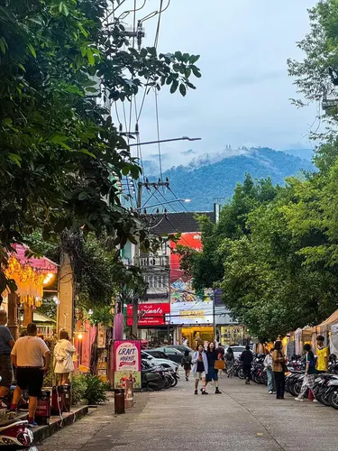 กาดคำเที่ยง / นิมมานเหมินท์