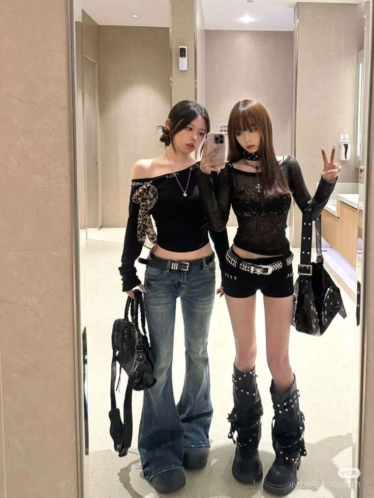 ลุคคอนเสิร์ตโทนดำกับรองเท้าบูทและรองเท้าพื้นหนา