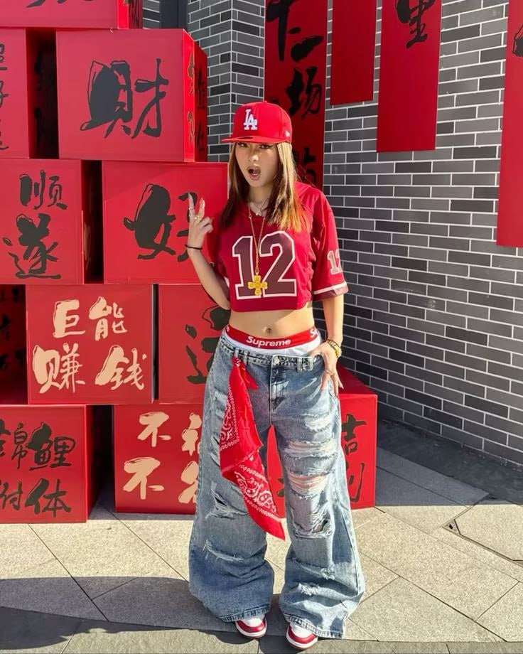 ลุคสตรีตเสื้อแดงกับกางเกงยีนส์ทรงหลวม