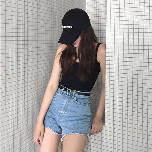 ลุคเสื้อกล้ามสีดำกับกางเกงยีนส์ขาสั้น