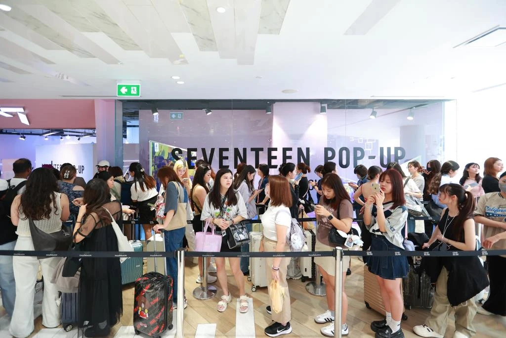 กลุ่มผู้ชมต่อแถวรอเข้าร่วมกิจกรรม SEVENTEEN POP-UP
